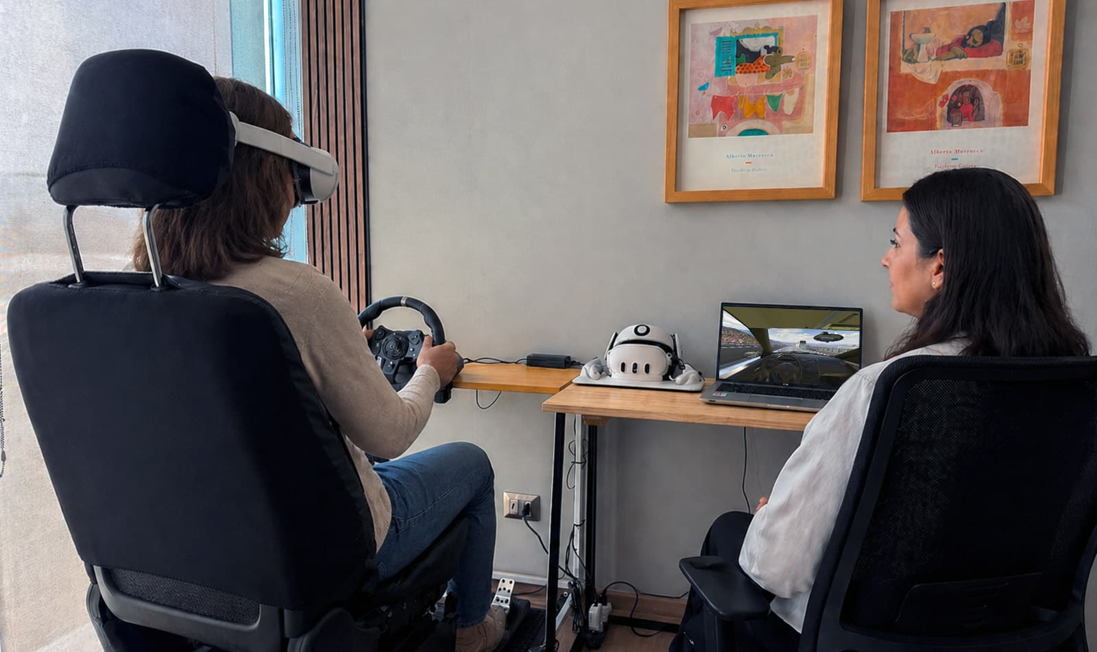 Psicóloga supervisando sesión VR